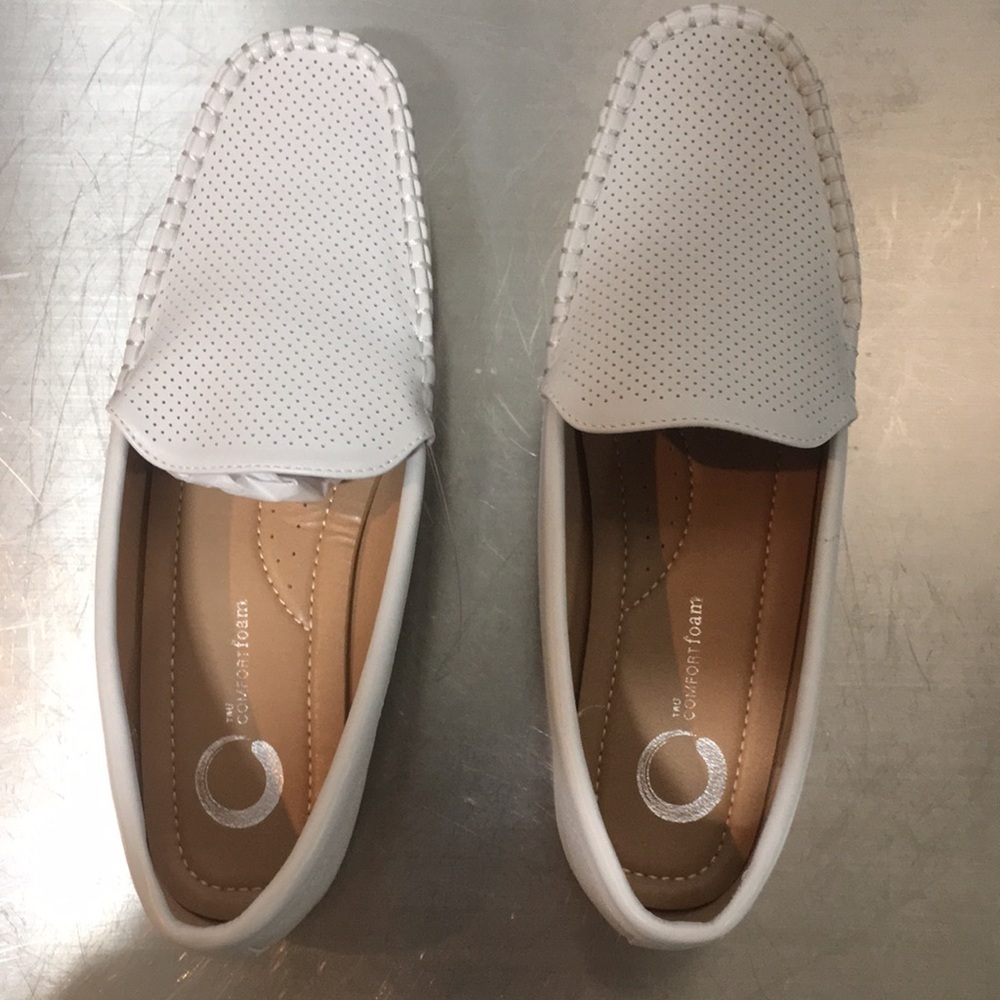 New Elegant White Woman’s Journee Collection Slip-On Loafers - Picture 6 of 8